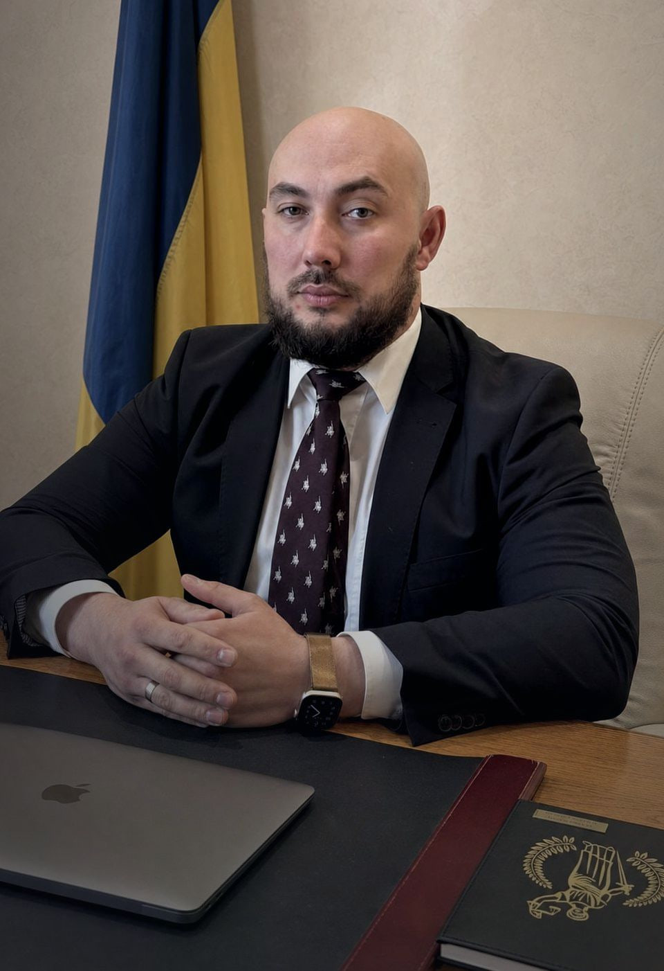 Адвокат Назарій Данильчук у робочому кабінеті